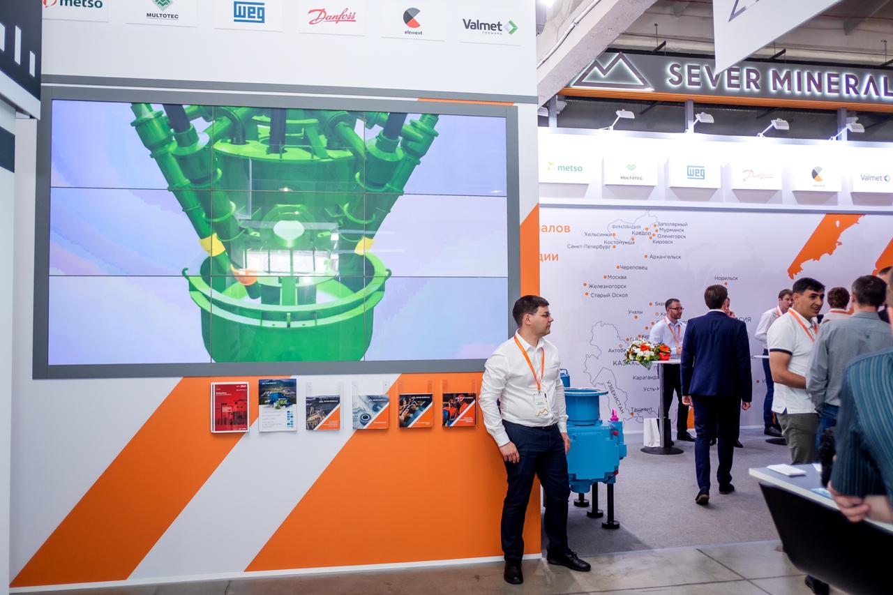 Бесшовная видеостена Orion из 9 панелей для компании «Sever Minerals» на международной выставке «Уголь России и майнинг 2019» от Гефест Проекция Новосибирск
